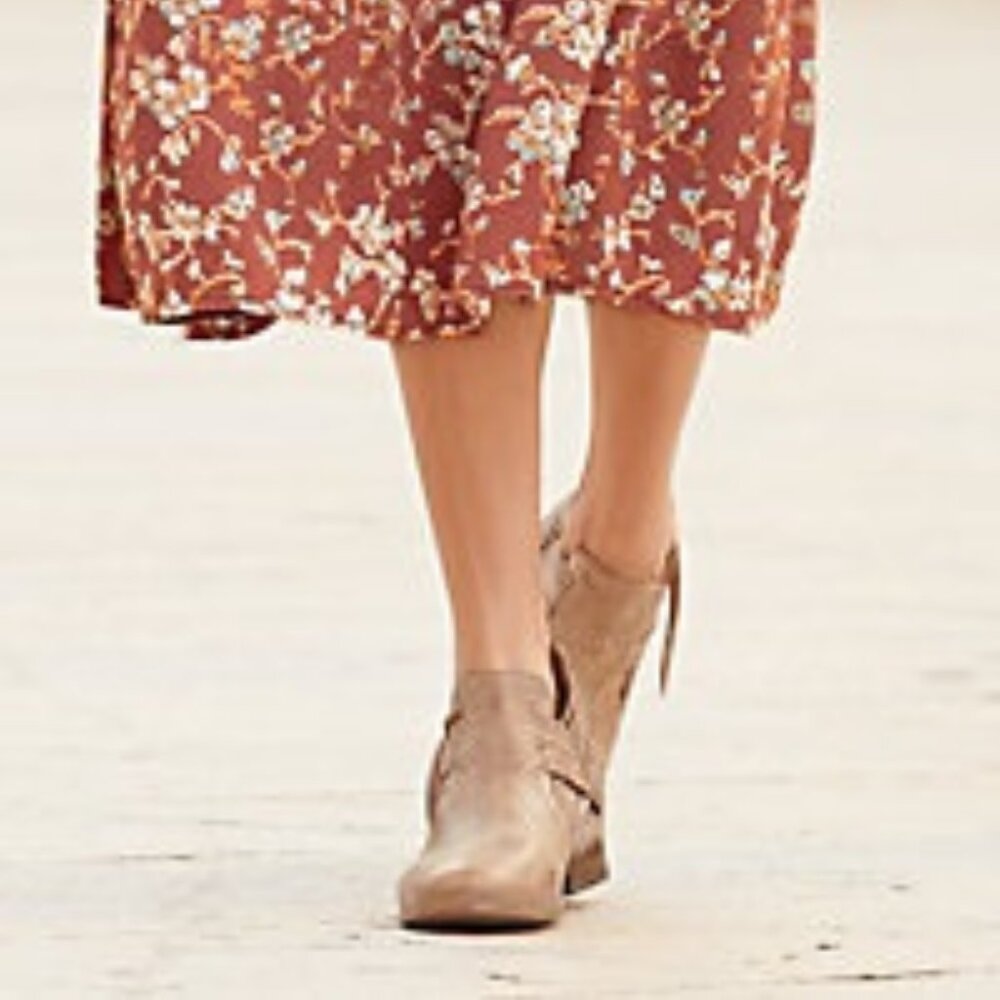 BASKE California ~ Lexi Whitewashed Leather Ankle Booties in size 8
